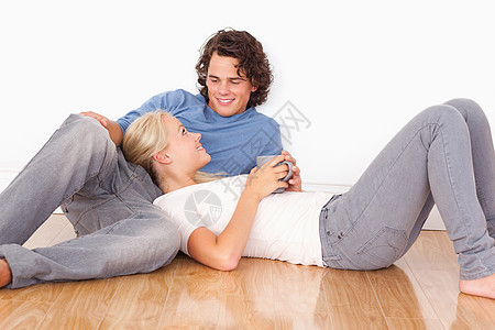 年轻情侣互相拥抱女朋友金发女郎咖啡年轻人男人女士男朋友家庭头发场景图片