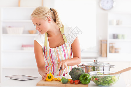 妇女用平板电脑做饭图片