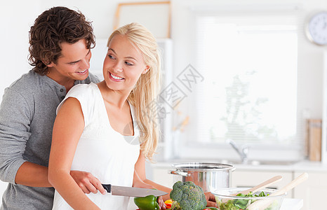 情侣烹饪素菜团结丈夫年轻人胡椒男人家庭女性柜台女士图片