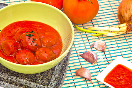 配番茄酱的肉丸美食香菜饮食红色服务盘子美味草本植物牛肉食物图片