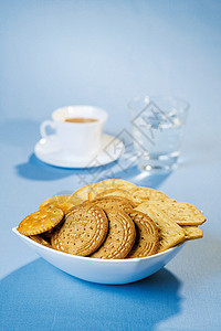 餐桌上的饼干和咖啡背景图片