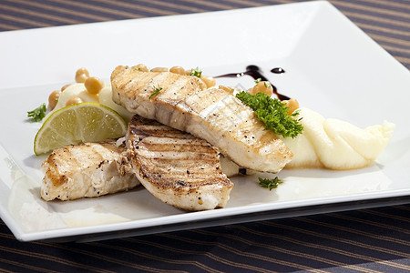 黄油鱼和马铃薯油炸生活土豆午餐烹饪美食饮食柠檬香料鲳鱼图片