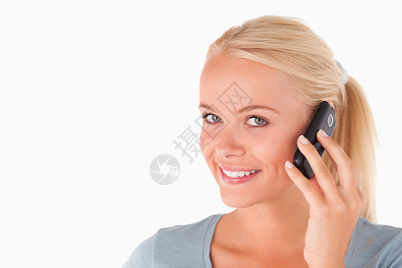 在电话里微笑的女人工作室衬衫外表女士身体喜悦女性白色图片