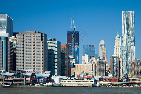纽约市下城自由塔楼和自由塔摩天大楼建筑学海港自由天空反射景观市中心地标码头图片