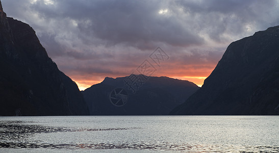 在北纬的fjord 上方的夜视农村多云海浪水平海洋天空乌云峡湾爬坡图片