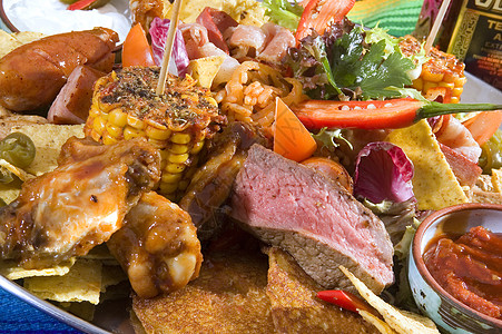 灰性肉类沙拉羊肉面包蔬菜盘子肋骨洋葱香肠餐厅营养图片