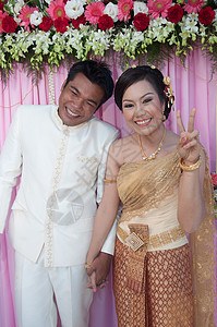 亚洲泰国夫妇新娘和新郎在 w 的泰国婚礼服文化婚礼男人家庭套装男性女性夫妻微笑仪式图片