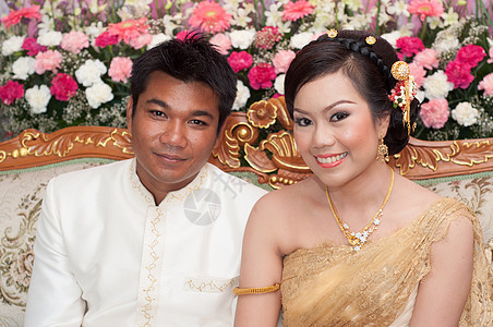 亚洲泰国夫妇新娘和新郎在 w 的泰国婚礼服夫妻家庭套装文化男人女性男性婚礼微笑仪式图片