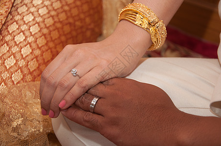 结婚戒指和亚人手在泰海举行婚礼仪式背景图片