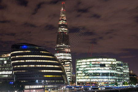 伦敦市风景 包括市政厅和夜里泰晤士河活力蓝色城市旅行玻璃天空场景办公室工程大厅图片