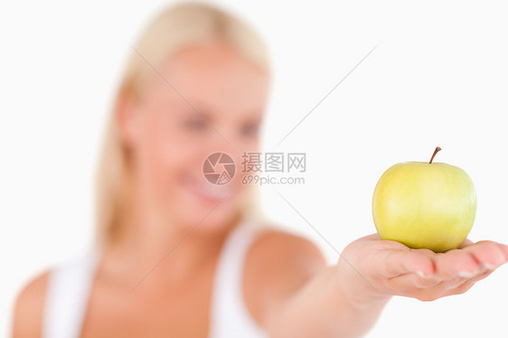 拿着苹果的微笑的女人喜悦外表女士女性白色工作室维生素营养衬衫身体图片