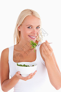 笑女人吃沙拉女性营养喜悦白色维生素外表身体女士工作室衬衫图片