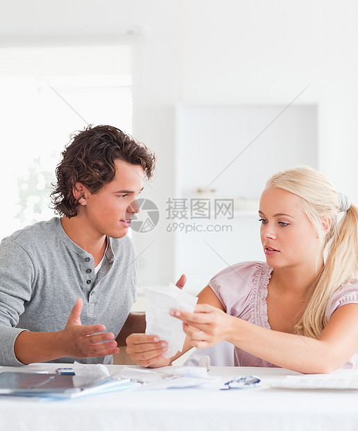 夫妻做他们的账户女性义务经济衰退男人成人桌子金融计算专注计算器图片