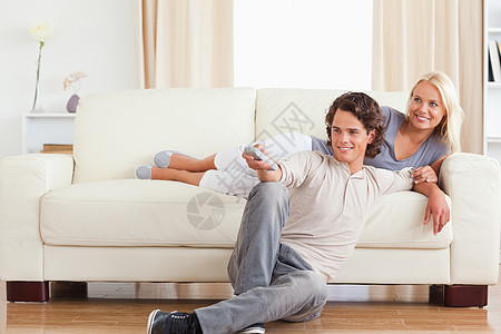 笑笑可爱的情侣在看电视图片