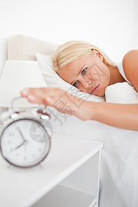 一个不快乐女人的肖像 在一个闹钟响起时醒来图片