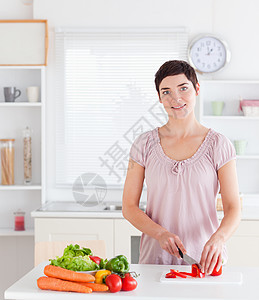 采摘蔬菜的微笑妇女烹饪食物厨房厨师野菜享受快乐青菜女士卫生图片