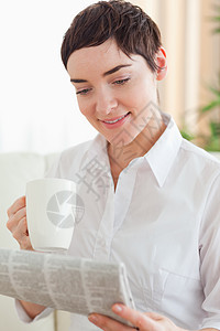 用杯子和报纸给可爱的女人图片