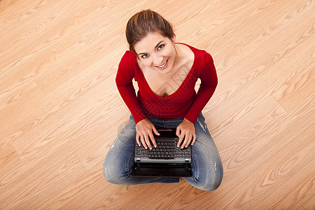使用笔记本电脑工作的妇女互联网娱乐红色享受快乐学生女性黑发学习女孩图片