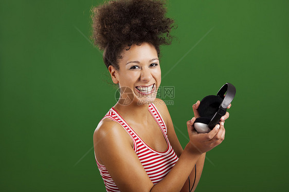 听音乐女性青少年微笑手机黑发快乐幸福音乐享受绿色图片