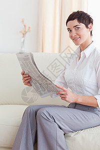 一个女人看新闻的肖像 看着摄像头图片