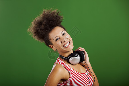 听音乐幸福音乐喜悦青年手机微笑女性黑发青少年耳机图片