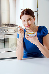 妇女用牛奶吃谷物女士饮食成人成年人早餐女性房子厨房微笑食物图片