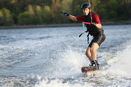 醒车人冲过河冲浪生活乐趣假期滑水板男性男人海浪滑雪泳装运动员图片
