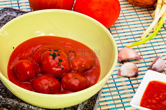 配番茄酱的肉丸美食午餐牛肉红色盘子营养美味烹饪棕色食物图片