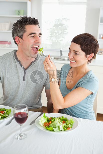 妇女喂养其男朋友会议裙子女士饮料女性晚餐桌子男人年轻人外表图片
