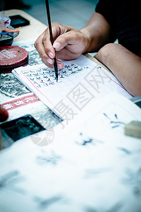 红烧老鹅纸上写着中国符号的手背景
