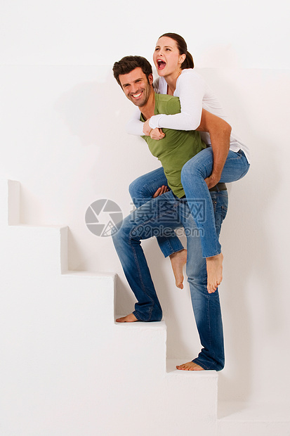 男人和女人一起爬楼梯 肩上还有女人图片