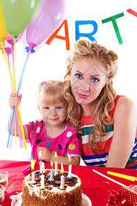 母亲和她的女婴一起庆祝生日礼物家庭乐趣幸福食物纪念日快乐女孩蜡烛父母图片