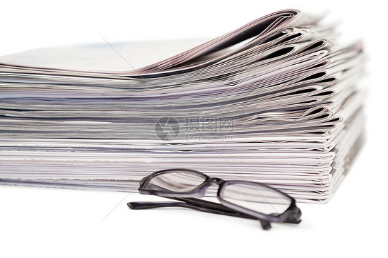 报纸和黑眼镜回收工作阅读新闻业白色打印办公室记者社论眼镜图片