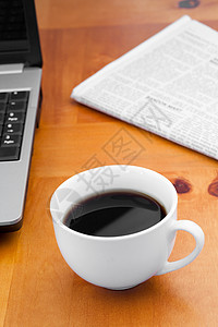 用笔记本电脑和报纸提供的白咖啡午餐坡度陶瓷餐厅彩陶强光活力饮料工作咖啡图片
