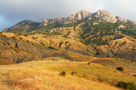 美丽的山地景观天空爬坡旅行阳光太阳晴天黄色石头土壤风景图片