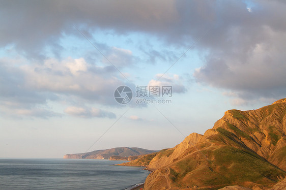 美丽的山地景观阳光爬坡晴天风景天空土壤太阳黄色石头旅行图片