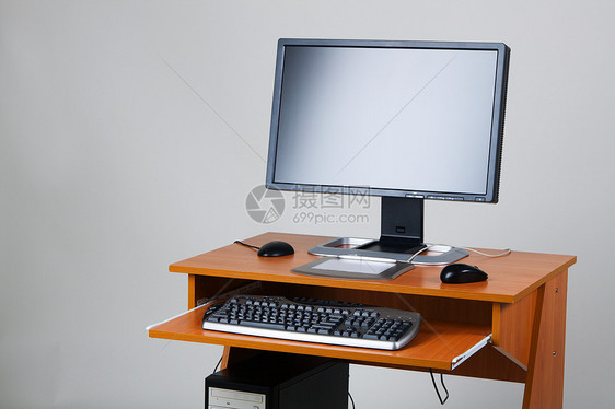 现代个人电脑在表格上职场桌面办公室展示键盘宽屏机壳视频高科技工作图片