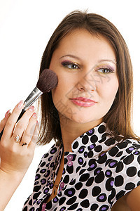 美容的年轻美女化妆美化护理女性艺术家粉末刷子阴影皮肤女士睫毛膏图片