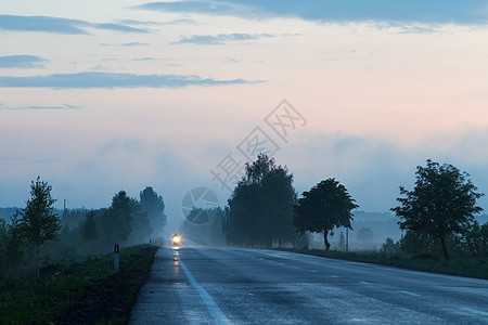 Misty农村道路图片