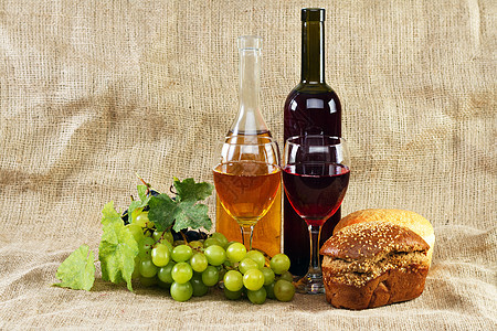 葡萄酒和古老背景的葡萄产品藤蔓瓶子玻璃纺织品美食餐厅面包解雇桌子图片