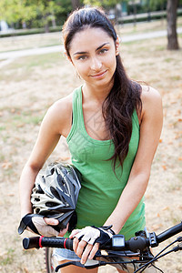 骑自行车的美丽年轻女子运动装头发成人场地女孩运动安全天空头盔闲暇图片