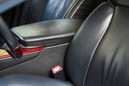 皮革后座椅乘客安全座位旅行轿车车辆司机安全带扶手运输图片