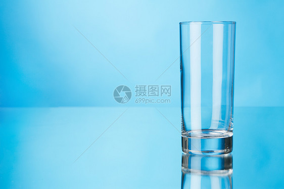 蓝色背景上的空玻璃杯玻璃白色餐具口渴液体水晶反射图片