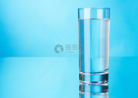蓝底玻璃杯水蓝色白色反射餐具液体玻璃口渴水晶图片