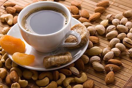 咖啡加坚果 无花果和干杏子早餐生活杏仁奶油框架营养食物咖啡店烹饪饮料图片