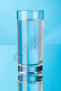 蓝底玻璃杯水蓝色餐具反射玻璃液体白色水晶口渴图片