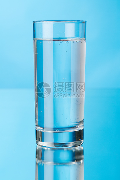 蓝底玻璃杯水蓝色餐具反射玻璃液体白色水晶口渴图片