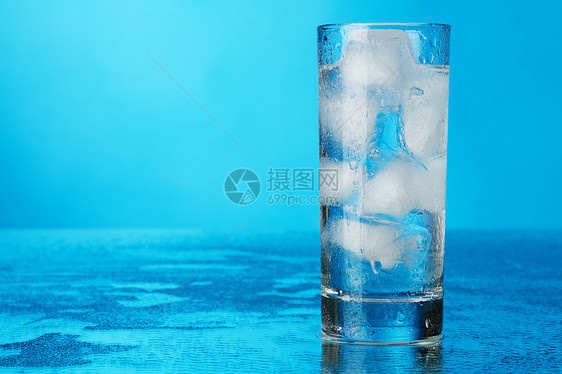 蓝色背景的冰水杯玻璃立方体餐具液体口渴反射白色水晶图片