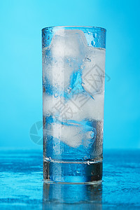 蓝色背景的冰水杯口渴水晶白色反射立方体玻璃餐具液体图片