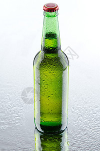 白底孤立于白底的啤酒瓶玻璃反射啤酒饮料绿色草稿瓶子水滴静物茶点图片